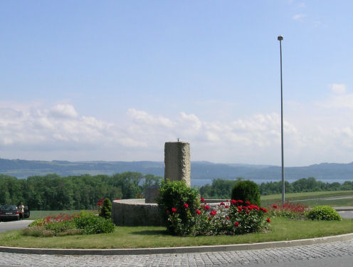 Kreiselkunstwerk in Hauptstrasse Yverdon-Neuchâtel in Corcelles 